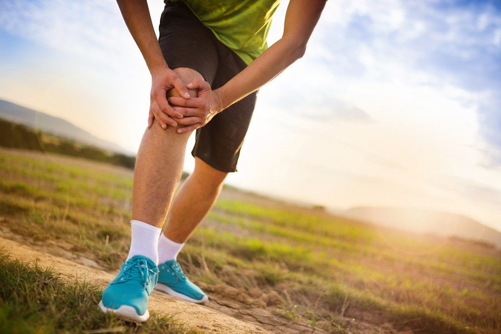 runner experiencing knee pain