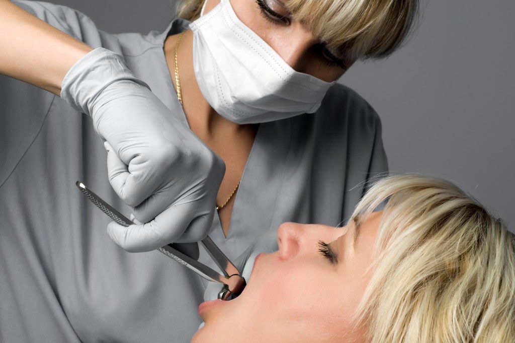 Woman geeting a tooth extraction