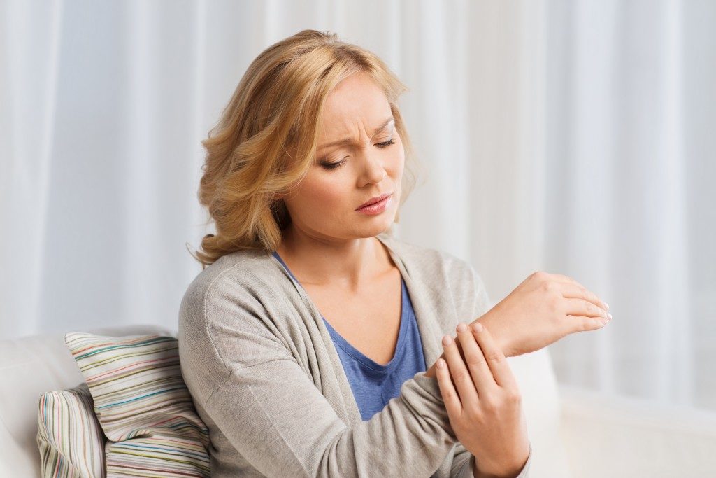 woman massaging her wrist