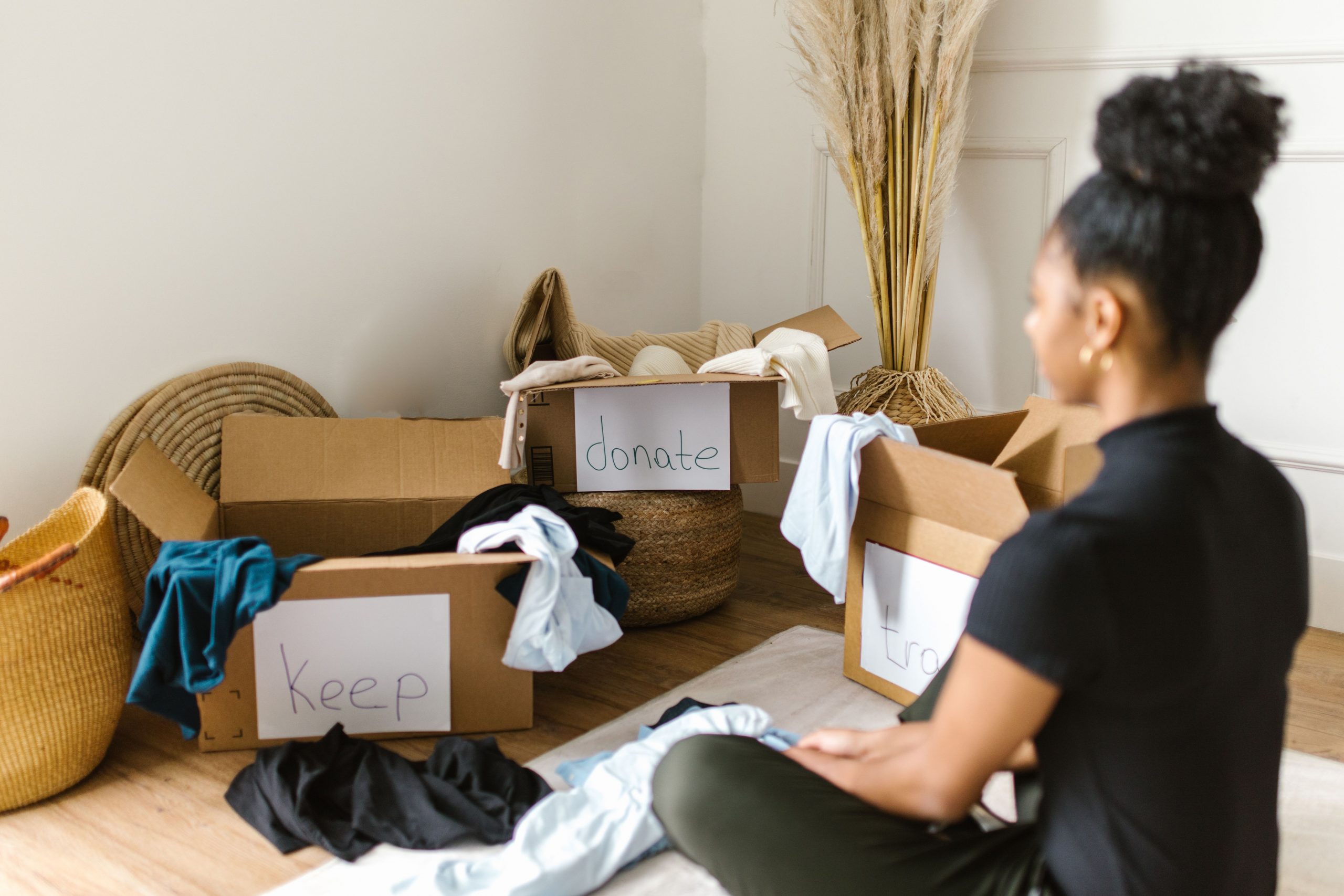 15 Simple Ways to Declutter a Small Apartment and Reduce Stress